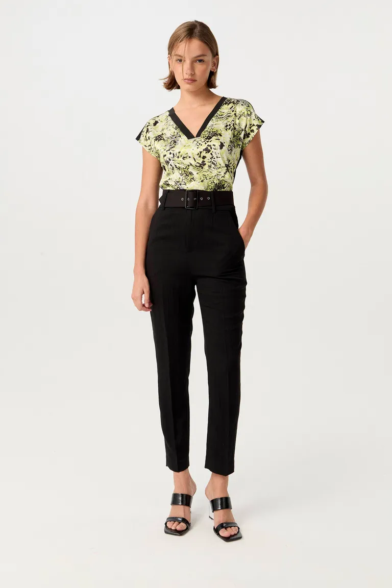 Remera de jacquard estampado con diseño textil exclusivo en corte relajado y escote en V de Markova en Remeras para argentina