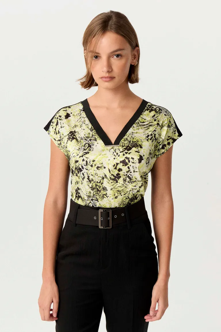 Remera de jacquard estampado con diseño textil exclusivo en corte relajado y escote en V de Markova en Remeras para argentina