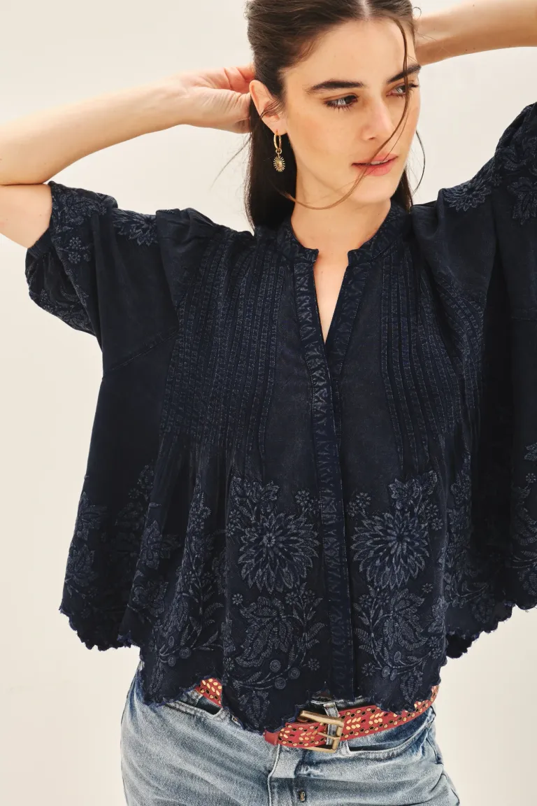 Camisa de corte amplio con bordados en negro - Prenda versátil y de estilo relajado de Rapsodia en Camisas para argentina