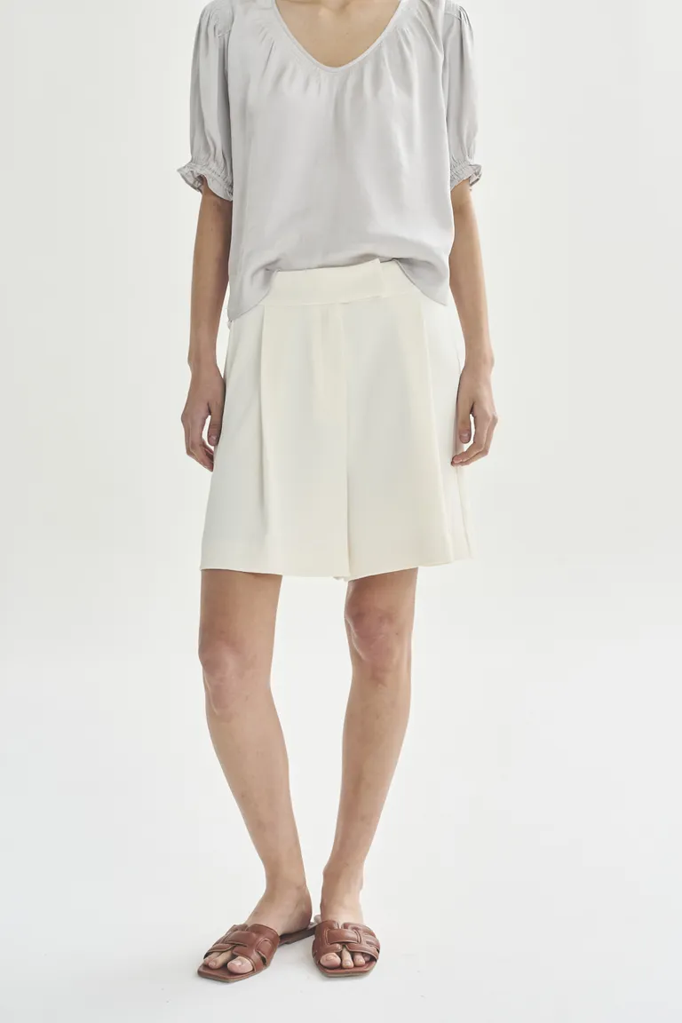 Shorts blancos de corte clásico para mujer - Diseño versátil y cómodo de Akiabara en Shorts para argentina