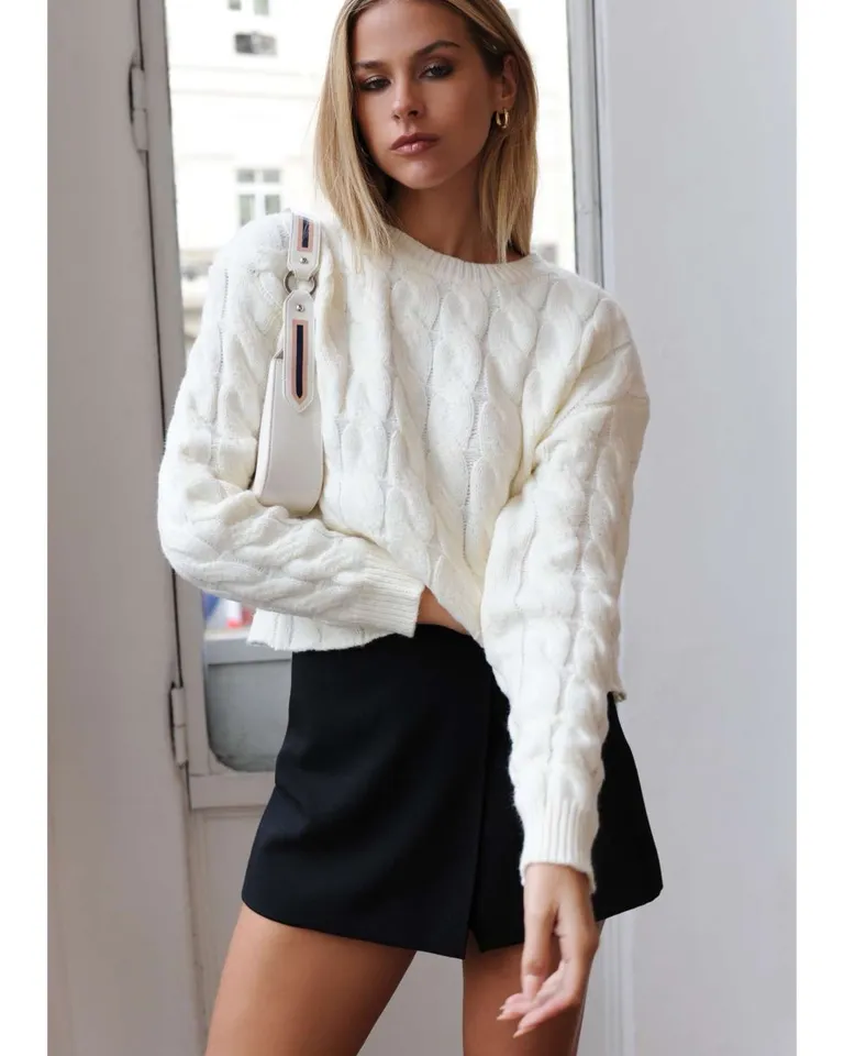 Elegante suéter de angora con trenzas, un diseño moderno y acogedor de Hesed en Buzos y Sweaters para argentina