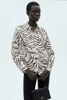 Camisa satinada estampada de Mango en Camisas para argentina