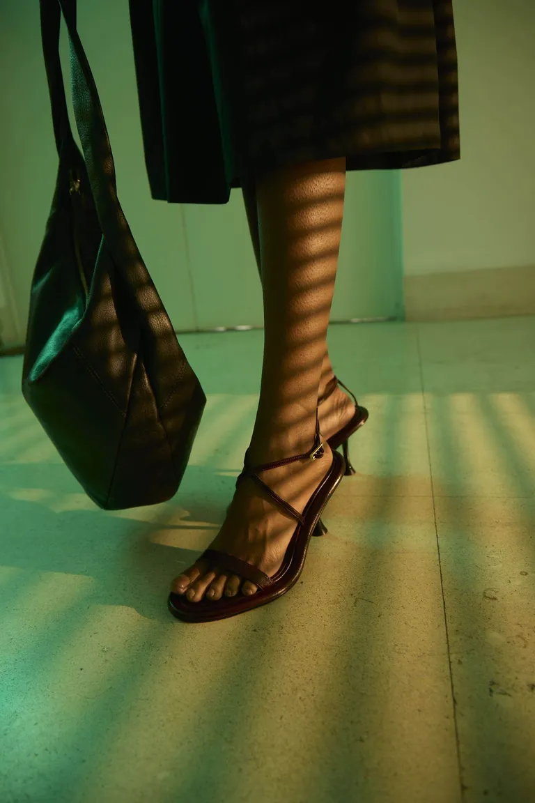 Sandalia de cuero vacuno satinado con tiras finas y pulsera enlazada al tobillo de Mishka en Sandalias para argentina