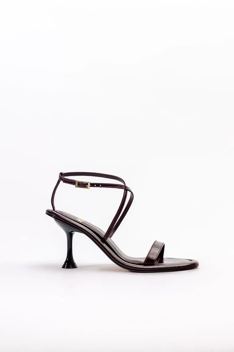 Sandalia de cuero vacuno satinado con tiras finas y pulsera enlazada al tobillo de Mishka en Sandalias para argentina