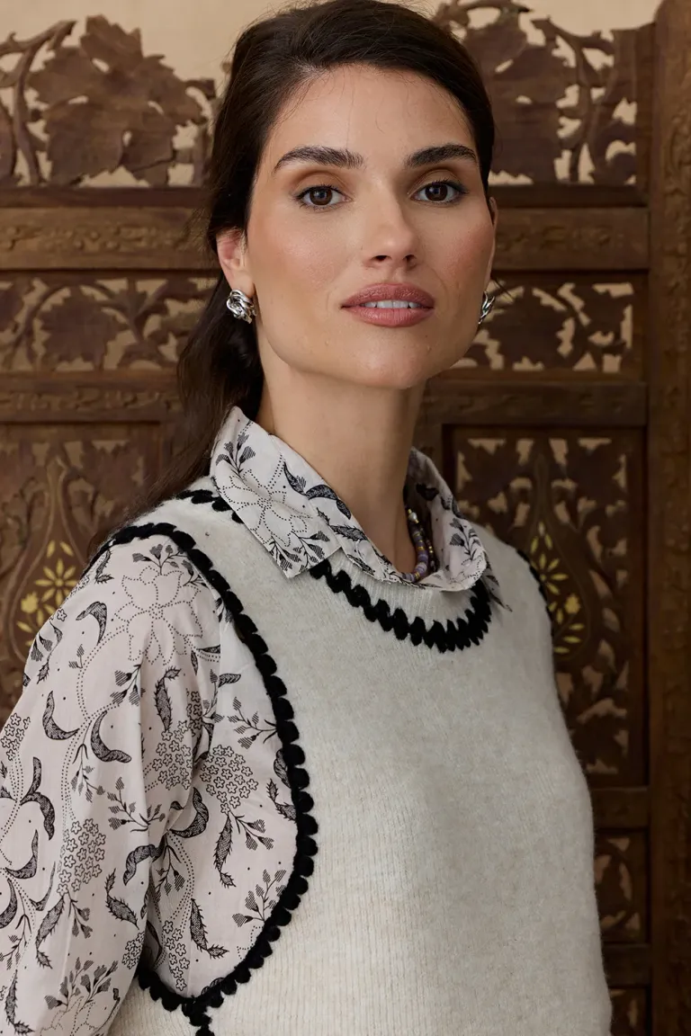 Chaleco tejido con terminaciones bordadas en escote y sisas de Indiastyle en Chalecos para argentina