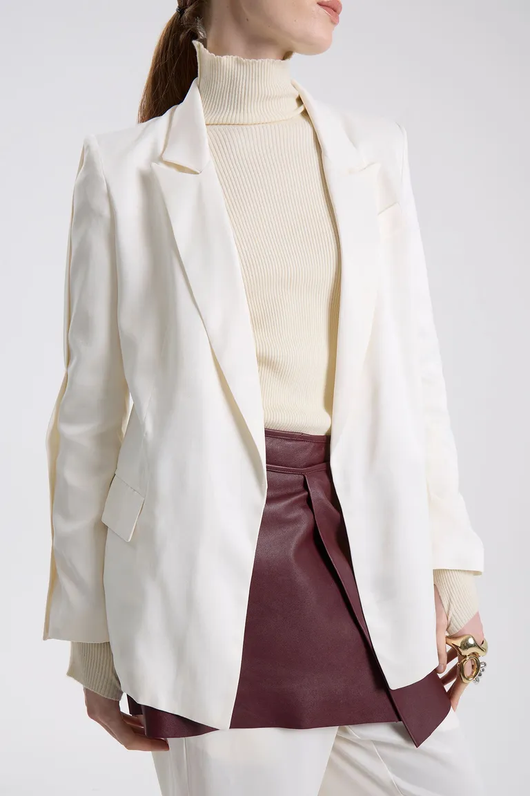 Saco sastrero con solapas amplias, bolsillos con tapa y tajos en las mangas de corte entallado de Maria Cher en Blazers para argentina