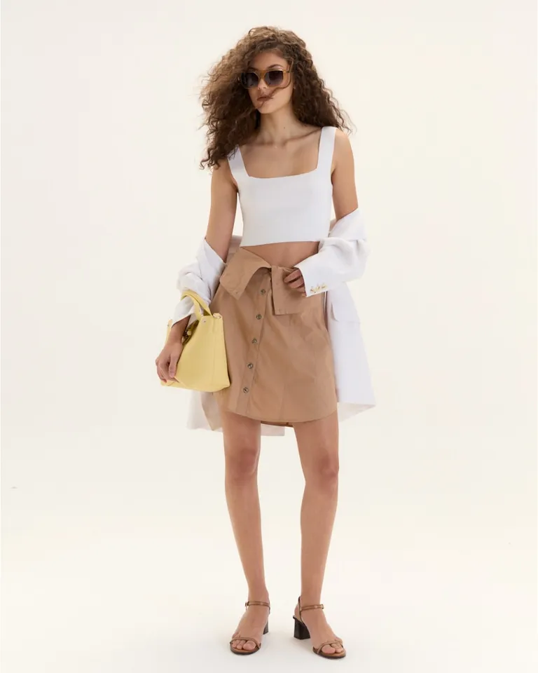 Top de algodón blanco con escote cuadrado y breteles anchos para un look fresco y versátil de Blue Sheep en Tops para argentina