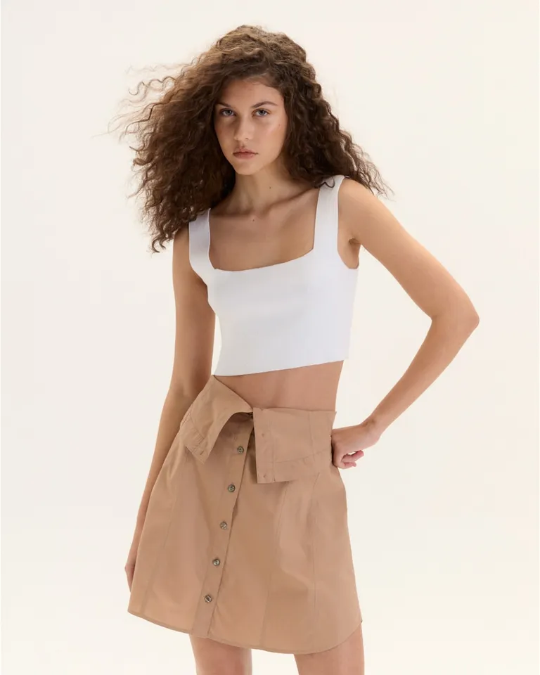 Top de algodón blanco con escote cuadrado y breteles anchos para un look fresco y versátil de Blue Sheep en Tops para argentina