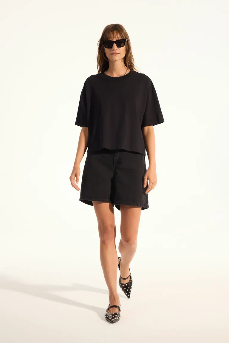 Remera negra de calce over con detalle de logo en la manga de Portsaid en Remeras para argentina