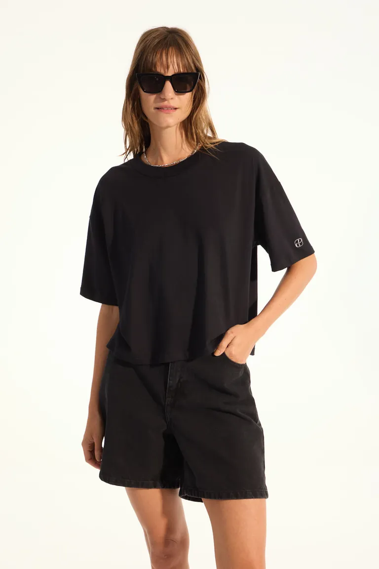 Remera negra de calce over con detalle de logo en la manga de Portsaid en Remeras para argentina