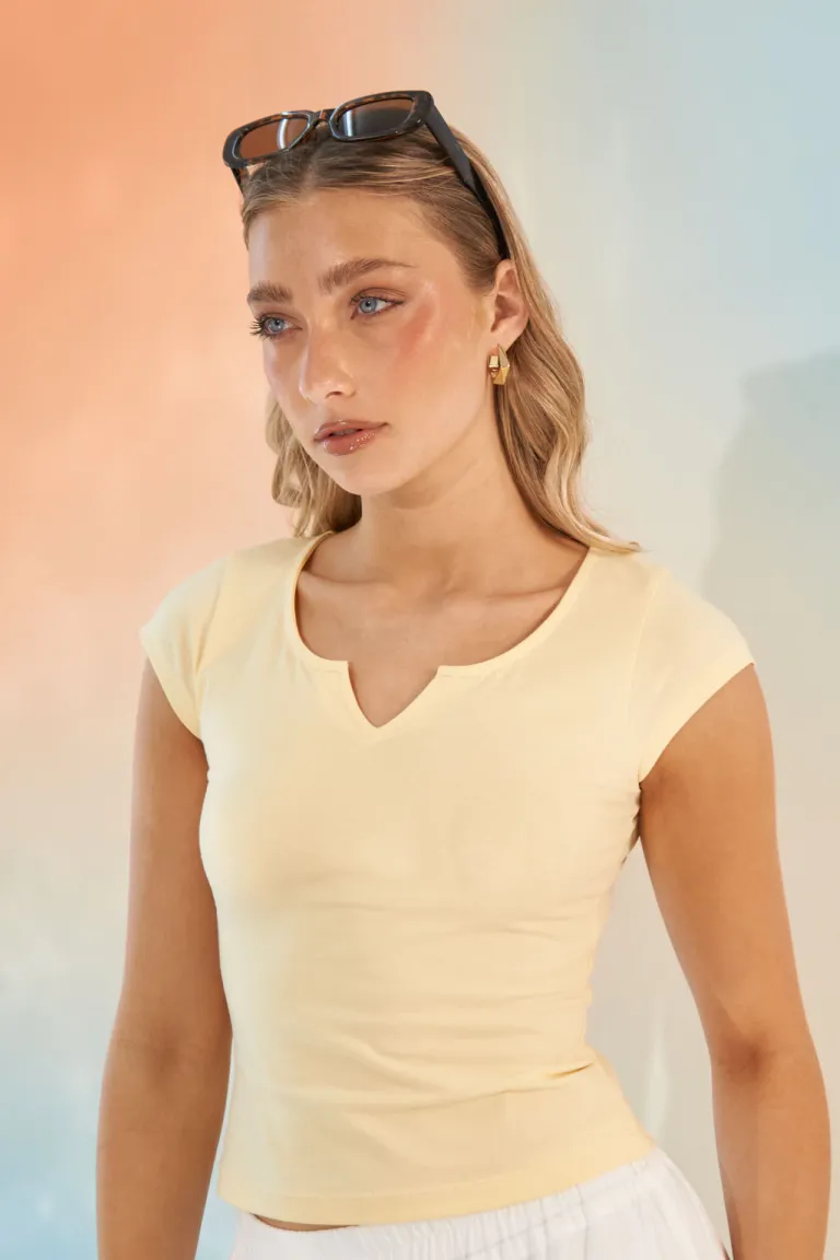 Remera amarilla de corte ajustado y escote en V, ideal para cualquier ocasión de Apricot en Remeras para argentina