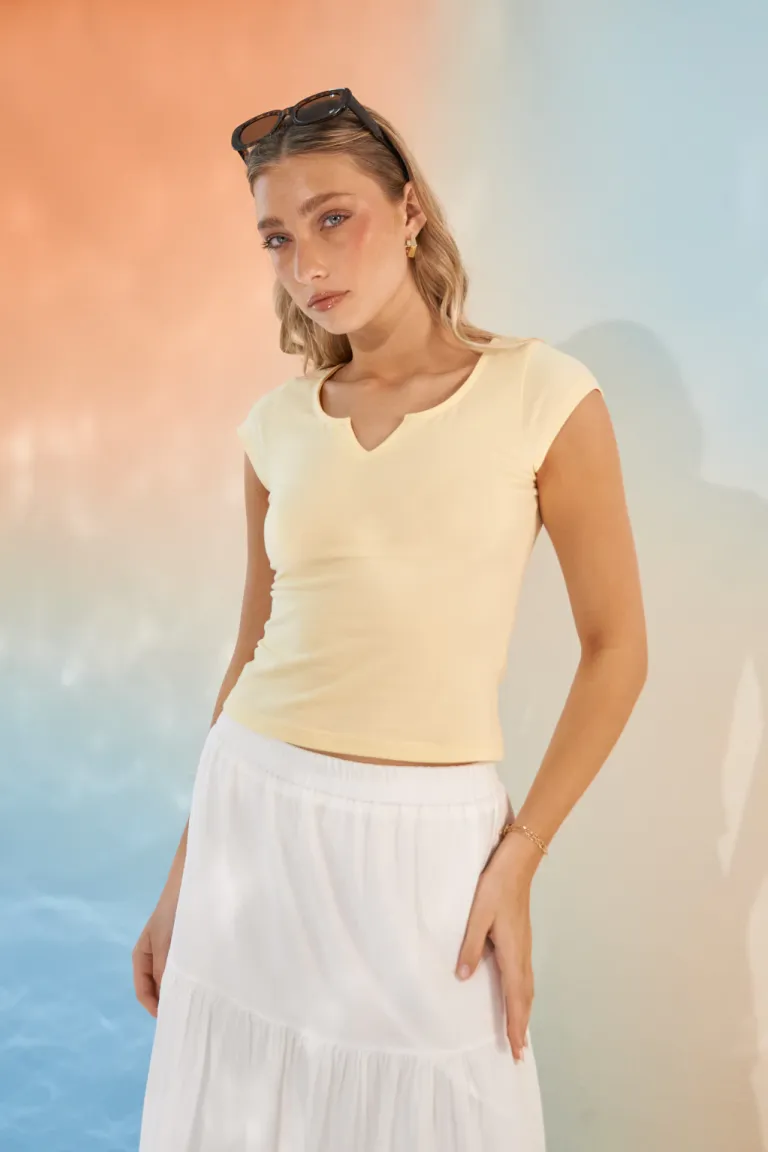 Remera amarilla de corte ajustado y escote en V, ideal para cualquier ocasión de Apricot en Remeras para argentina