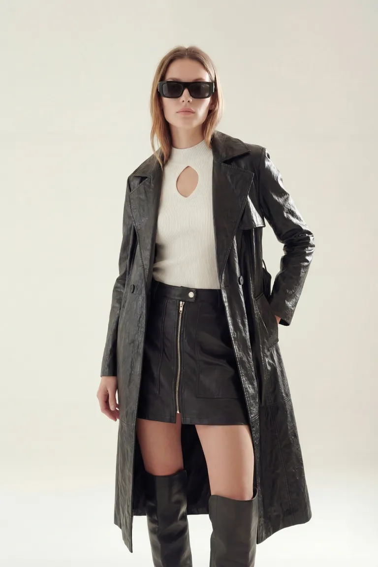 Trench coat midi con solapas y lazo ajustable en la cintura de Akiabara en Tapados para argentina