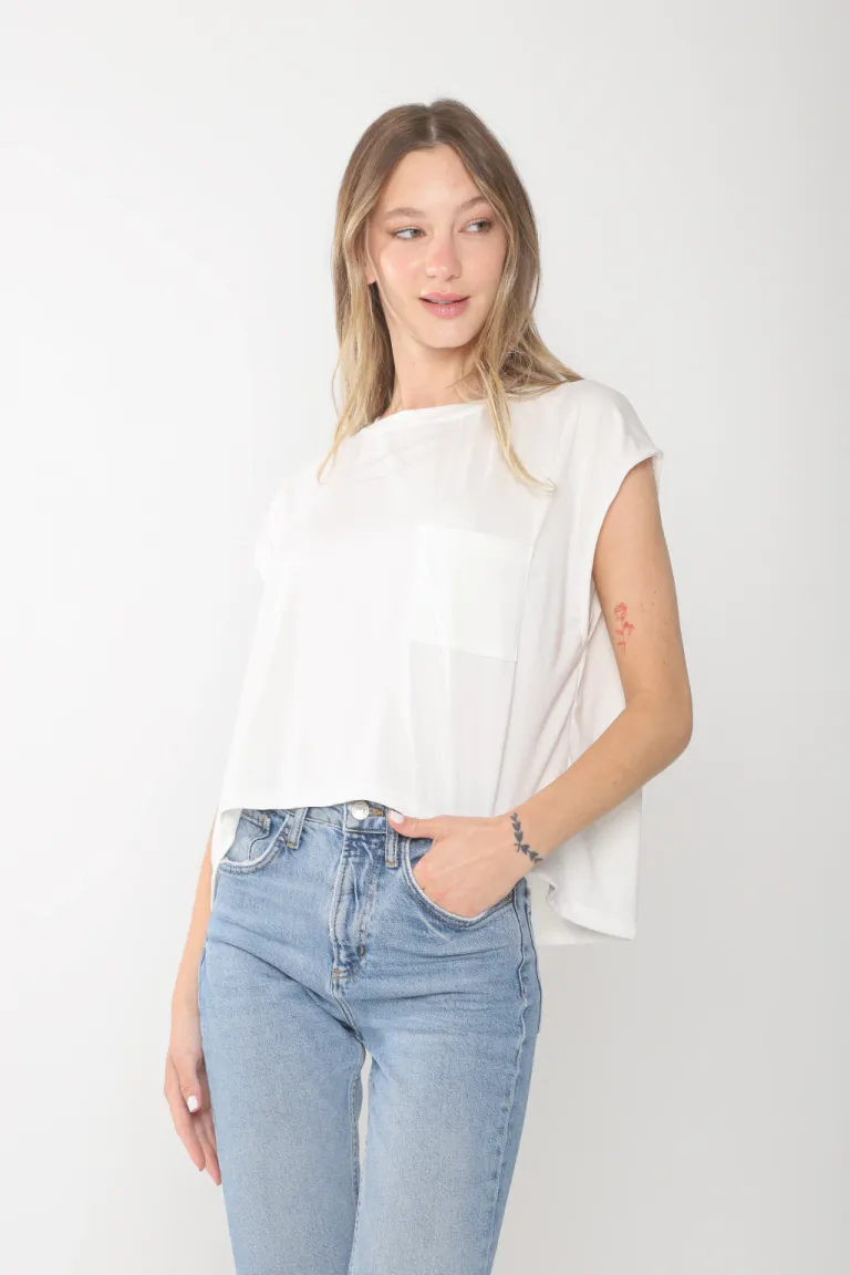 Remera blanca de corte amplio con bolsillo lateral de Belle en Remeras para argentina