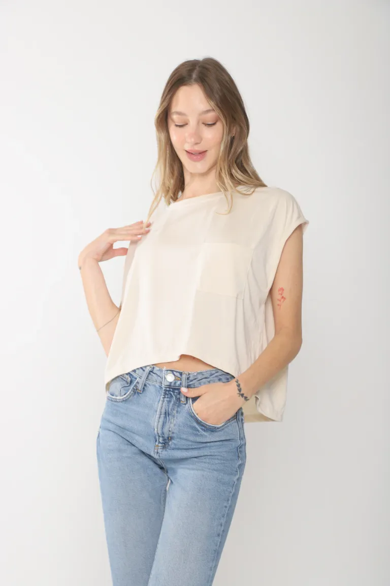 Remera blanca de corte amplio con bolsillo lateral de Belle en Remeras para argentina