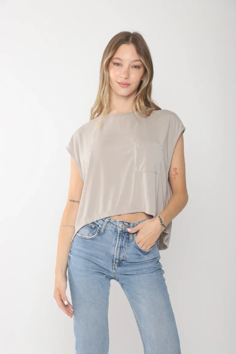 Remera blanca de corte amplio con bolsillo lateral de Belle en Remeras para argentina