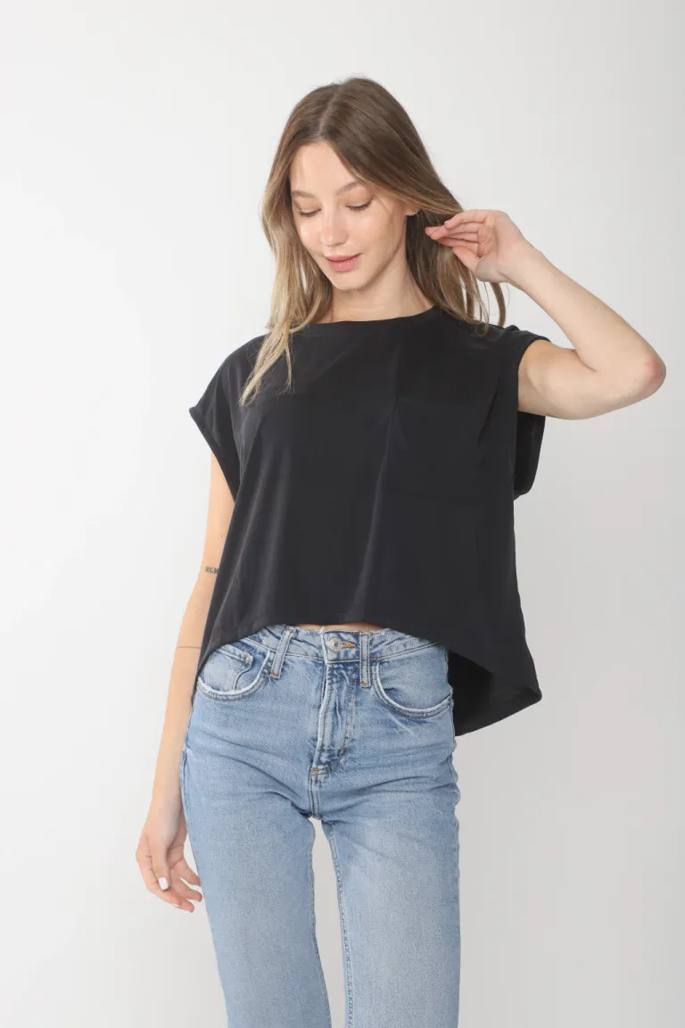 Remera blanca de corte amplio con bolsillo lateral de Belle en Remeras para argentina