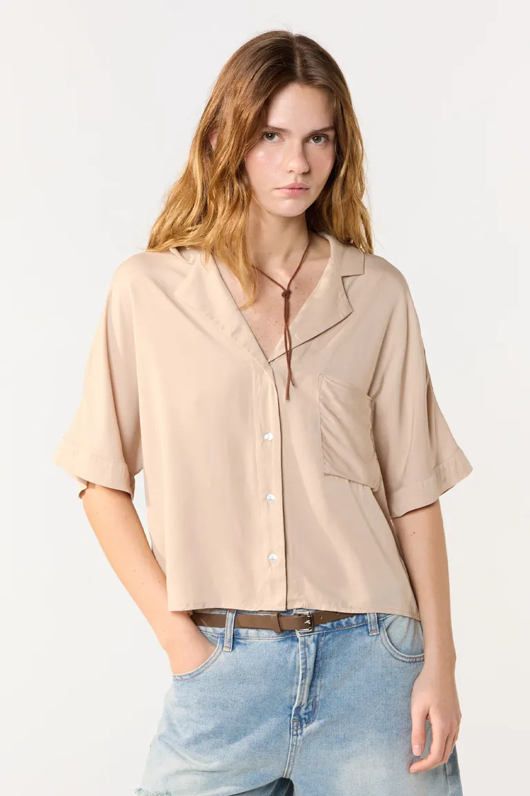 Camisa beige de viscosa con bolsillo y botones de nácar para mujer de Cuesta Blanca en Camisas para argentina
