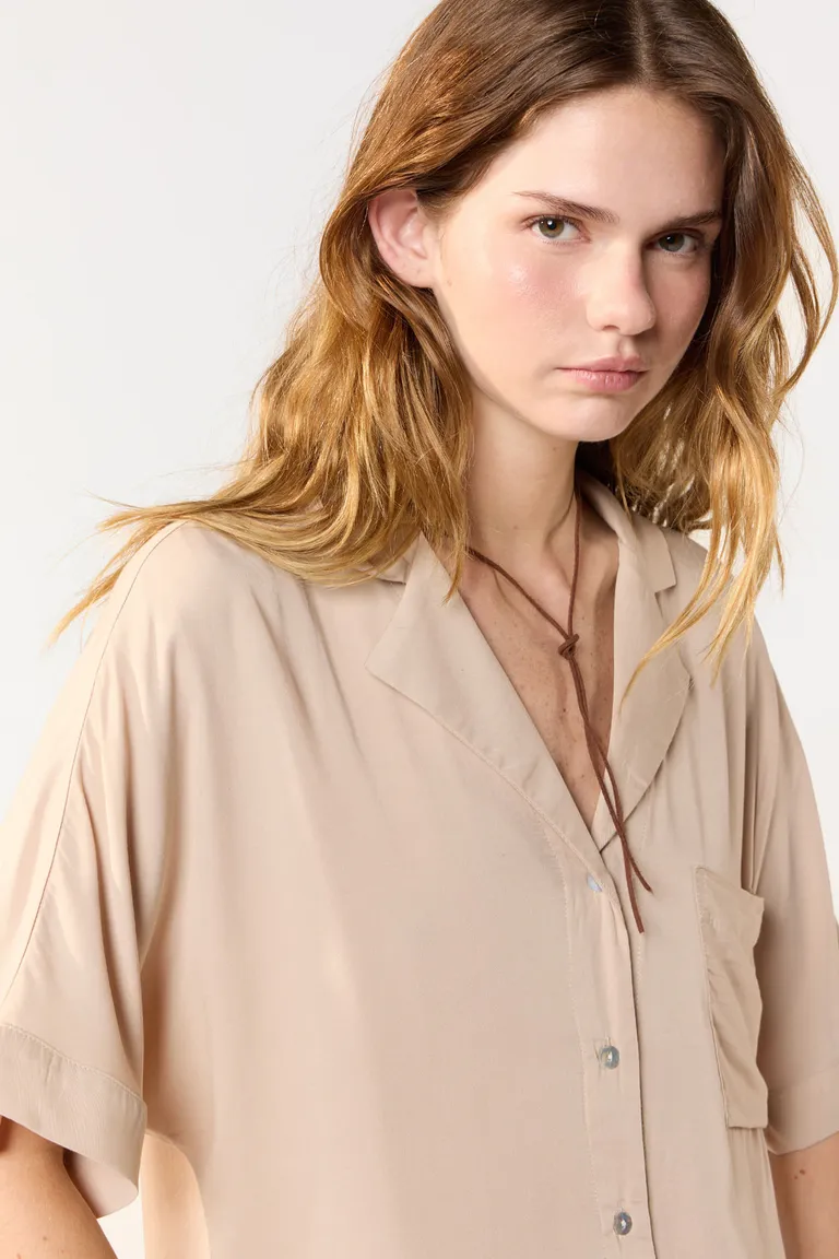 Camisa beige de viscosa con bolsillo y botones de nácar para mujer de Cuesta Blanca en Camisas para argentina