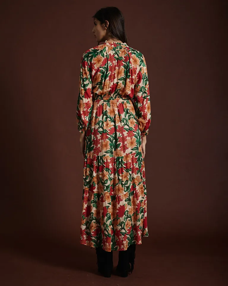 Vestido largo estampado con mangas tres cuartos, cuello mao, lazos y falda con volados de Wanama en Vestidos para argentina