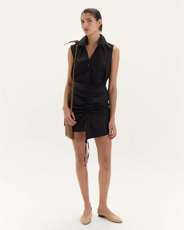 Falda corta de poplín con diseño fruncido y tajo central de Blue Sheep en Faldas para argentina