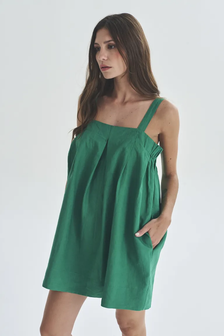 Vestido corto verde de tirantes finos y corte recto, ideal para el verano de Akiabara en Vestidos para argentina