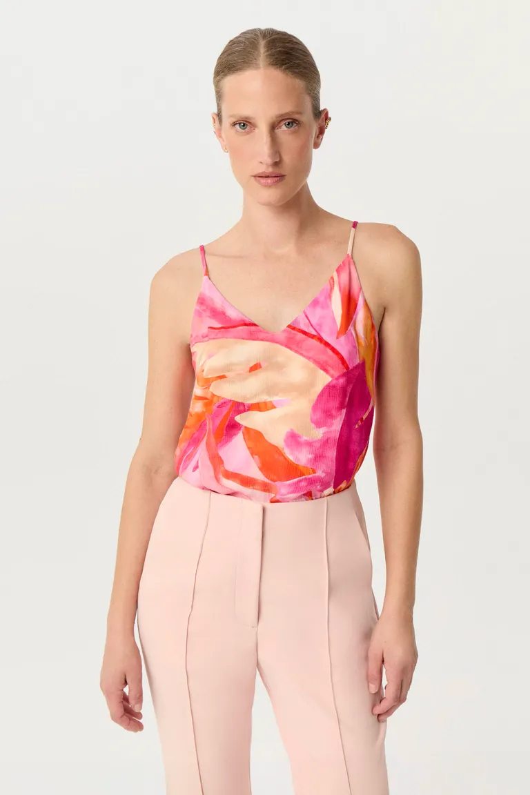 Top en sastrería wash estampada de calce relajado para un look fresco y elegante de verano de Markova en Tops para argentina