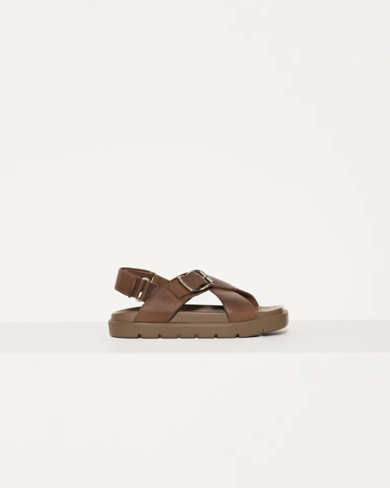Sandalias de cuero marrón con hebilla metálica, diseño práctico y minimalista de Jazmin Chebar en Sandalias para argentina