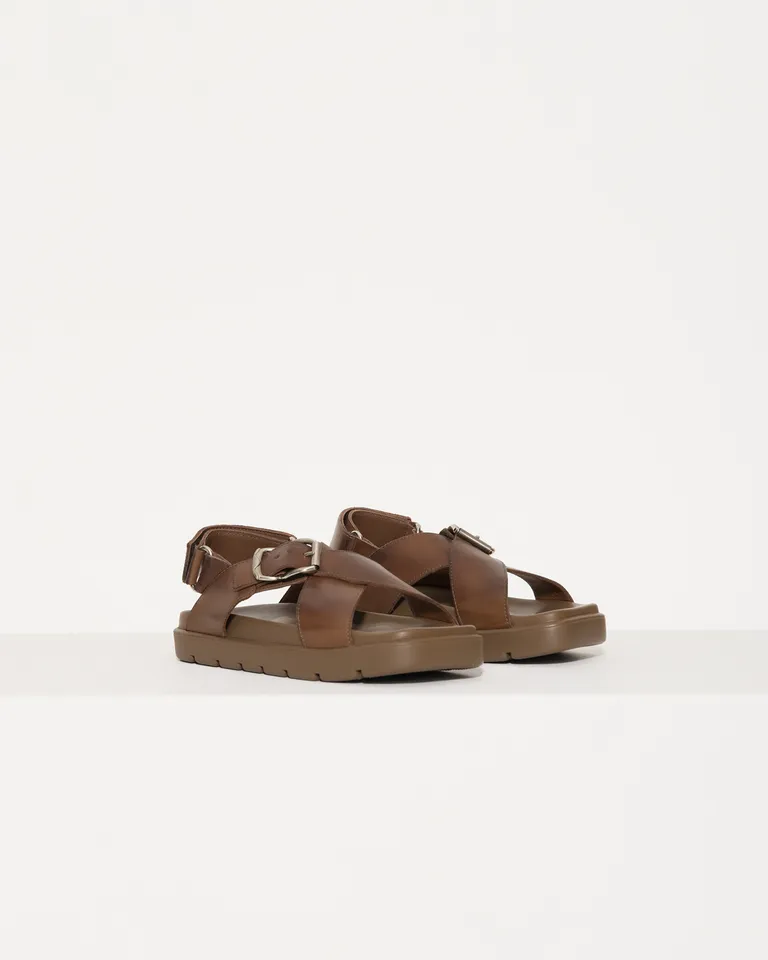 Sandalias de cuero marrón con hebilla metálica, diseño práctico y minimalista de Jazmin Chebar en Sandalias para argentina