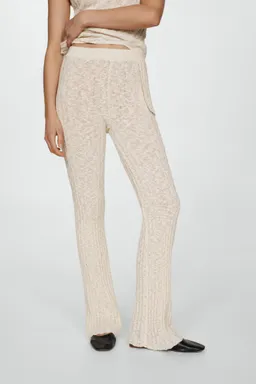 Pantalón acampanado punto de Mango en Pantalones para argentina