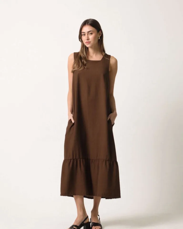 Vestido largo de corte sencillo y elegante con bolsillos y cierre en la espalda de Hesed en Vestidos para argentina