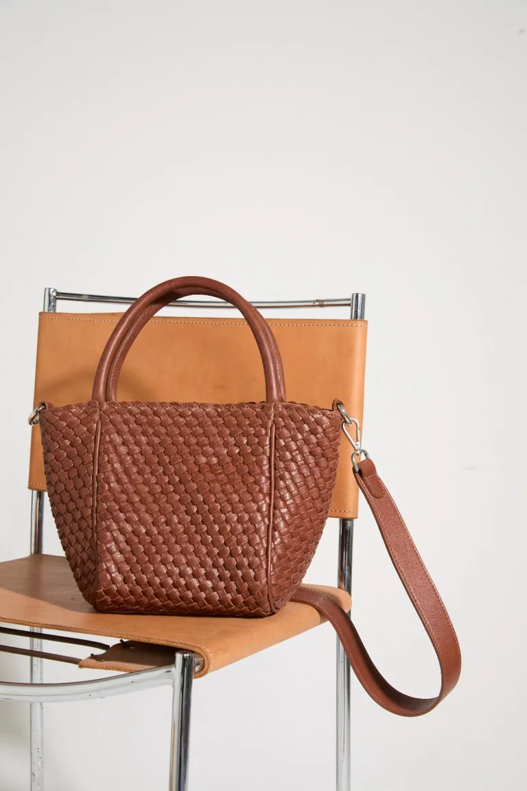 Cartera de cuero trenzado en tono marrón con diseño artesanal y correa desmontable de Justaosadia en Bolsos y Carteras para argentina