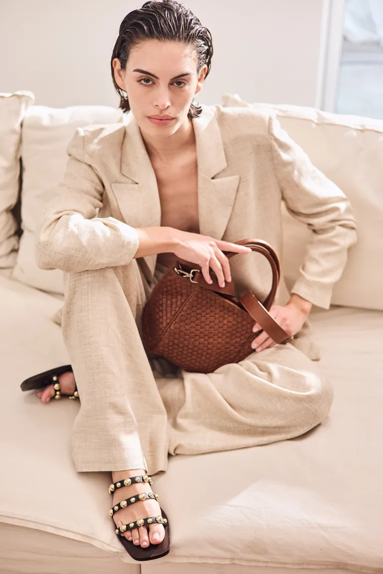 Cartera de cuero trenzado en tono marrón con diseño artesanal y correa desmontable de Justaosadia en Bolsos y Carteras para argentina