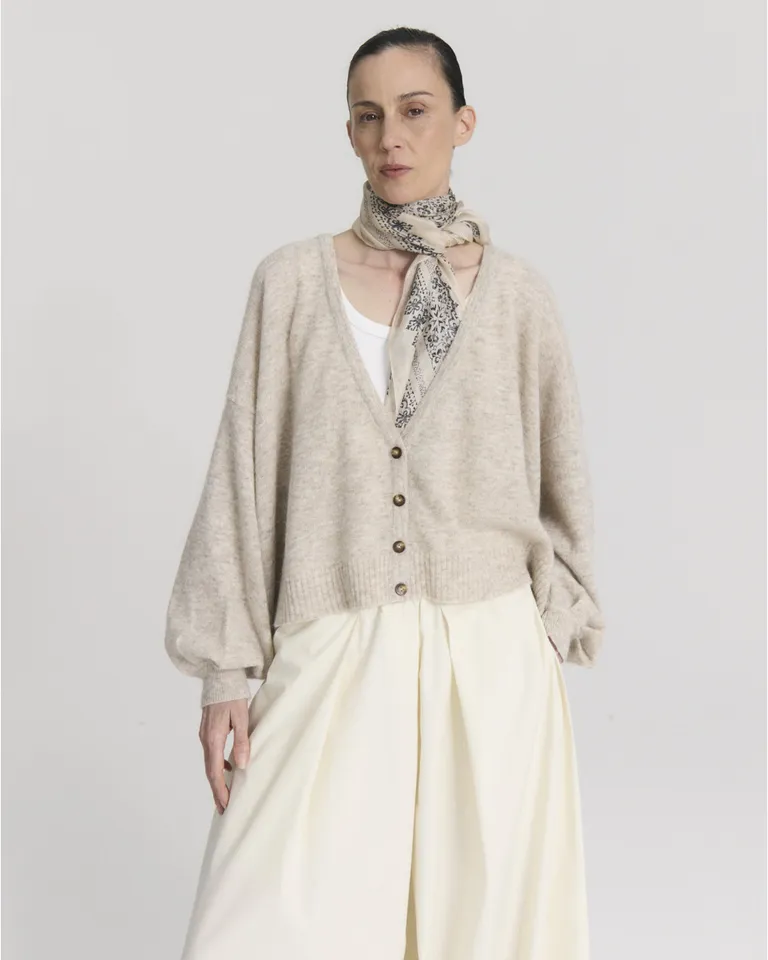 Cardigan de punto con escote en v, mangas abullonadas, hombros caídos y cierre frontal con botones de Blue Sheep en Buzos y Sweaters para argentina