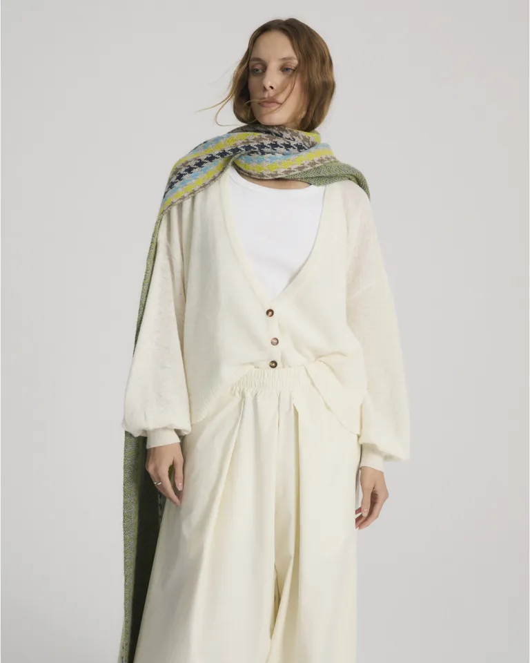 Cardigan de punto con escote en v, mangas abullonadas, hombros caídos y cierre frontal con botones de Blue Sheep en Buzos y Sweaters para argentina