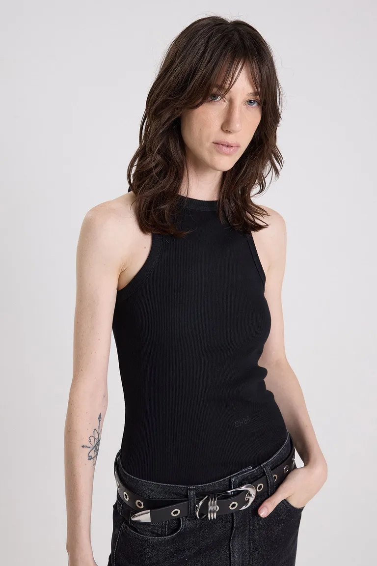 Musculosa femenina con escote redondo a la base y diseño sin mangas de calce cómodo de Maria Cher en Remeras para argentina