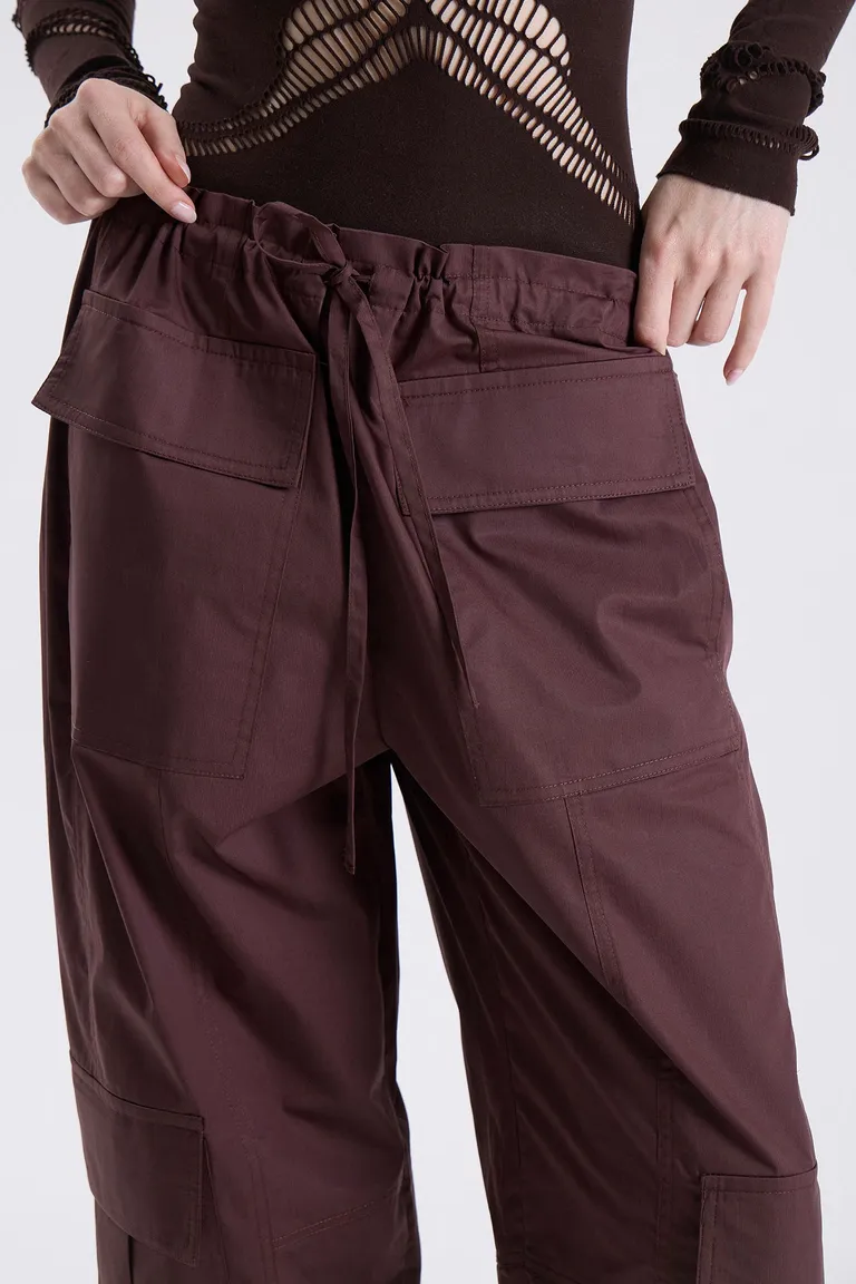 Pantalon de corte amplio con bolsillos laterales y cintura ajustable con cordon de Maria Cher en Pantalones para argentina