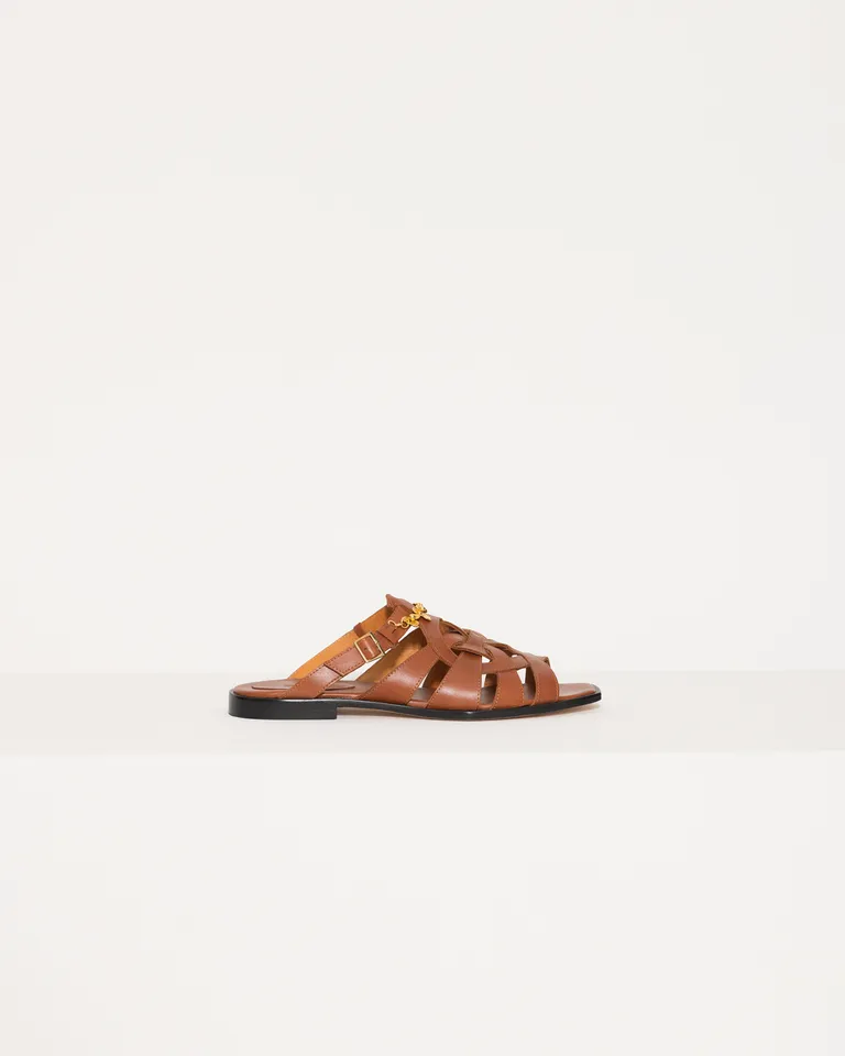 Sandalias de cuero con diseño de tiras entrelazadas en forma de corazón de Jazmin Chebar en Sandalias para argentina