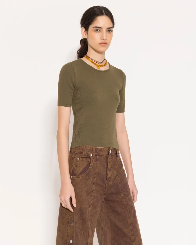 Top de manga corta con abertura en la espalda en color verde para un estilo casual y sofisticado de Jazmin Chebar en Tops para argentina