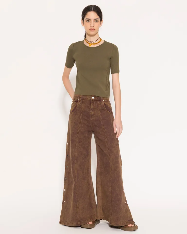 Top de manga corta con abertura en la espalda en color verde para un estilo casual y sofisticado de Jazmin Chebar en Tops para argentina