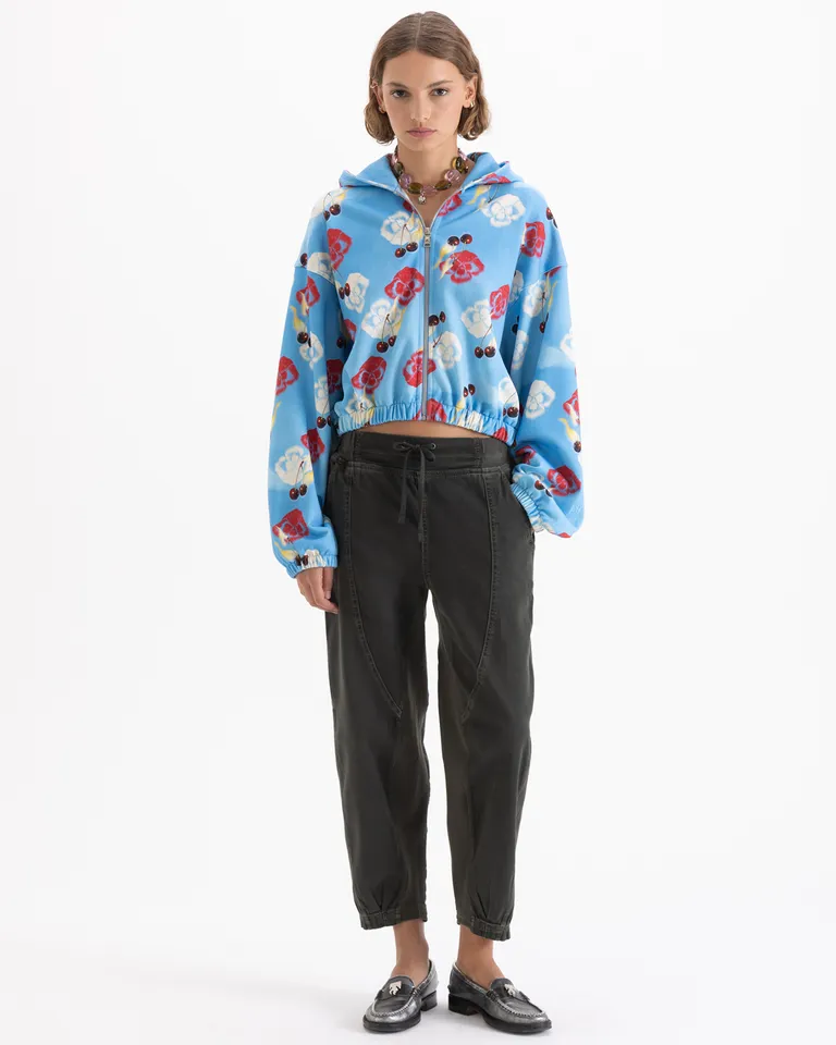 Buzo tipo campera con cierre frontal, capucha integrada, estampa integral y ajuste elástico en puños y cintura de Jazmin Chebar en Buzos y Sweaters para argentina