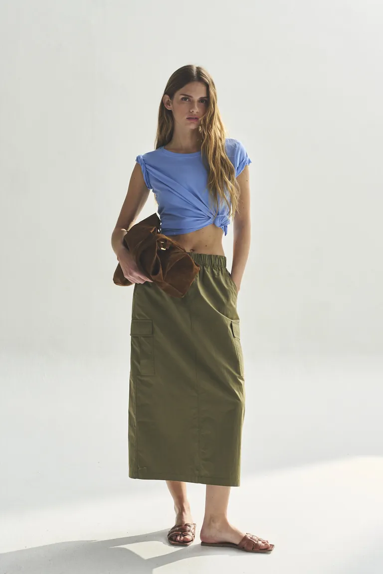 Remera de manga corta azul para mujer, diseño moderno y versátil de Akiabara en Remeras para argentina