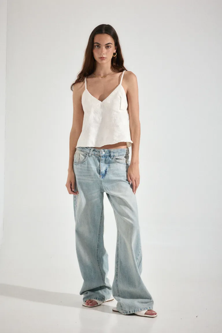 Top de raso blanco con bordado de lentejuelas y tirantes ajustables de Audaz en Tops para argentina