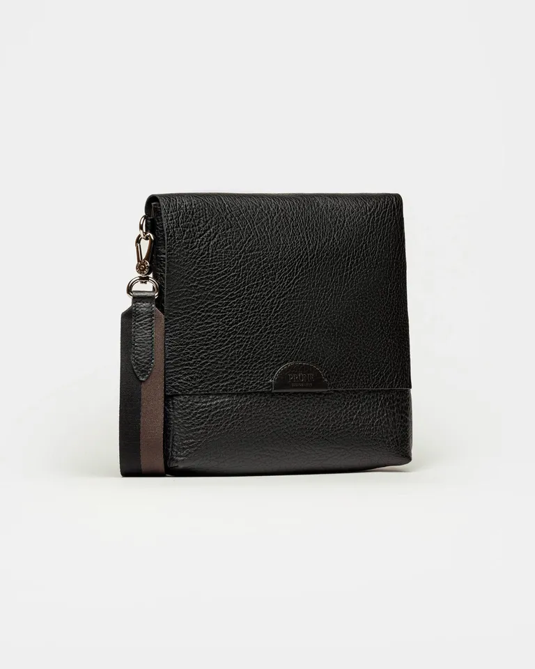 Bandolera de diseño clásico con correa ajustable de cinta y textura graneada de Prüne en Bolsos y Carteras para argentina