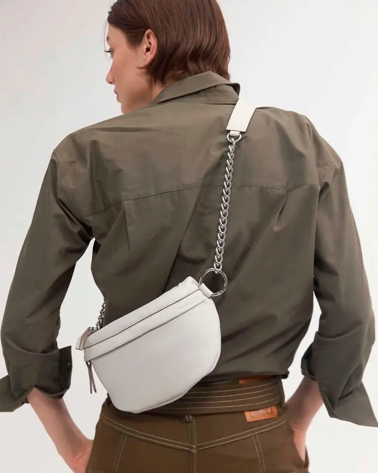 Riñonera de cuero con cadena combinada - Un accesorio versátil y de tendencia de Prüne en Riñoneras para argentina