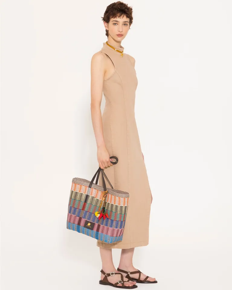 Vestido de línea recta y escote cerrado en tono neutro de Jazmin Chebar en Vestidos para argentina