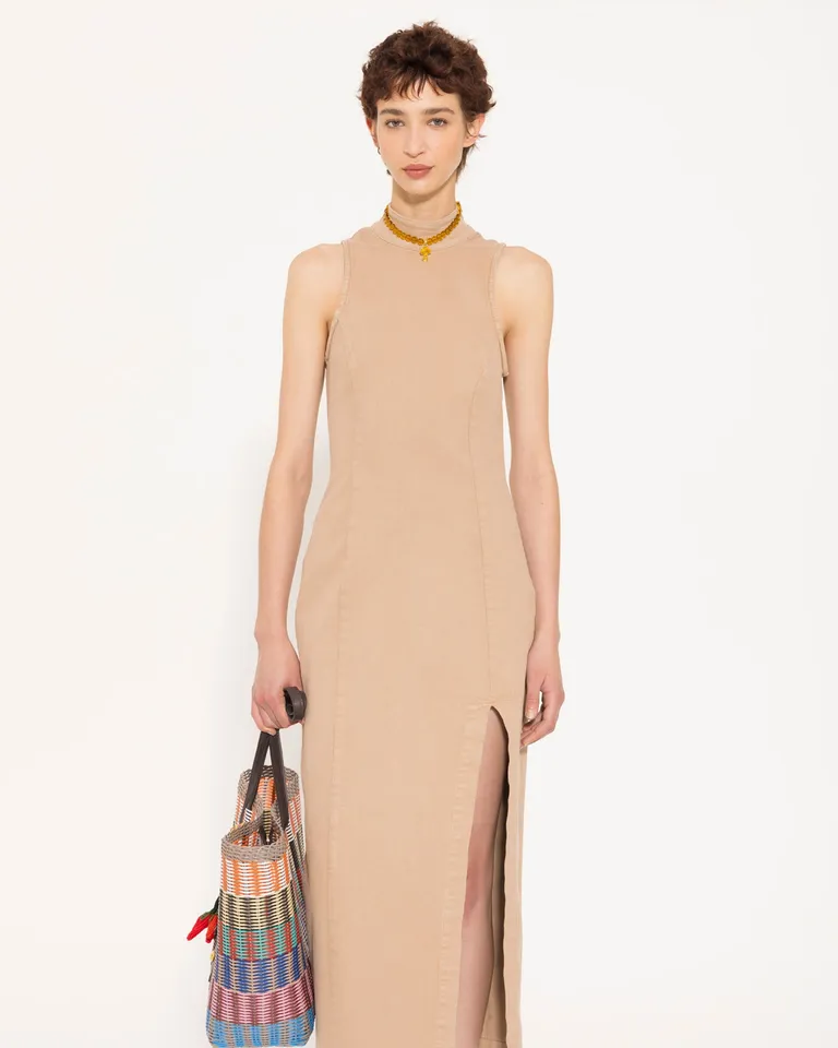 Vestido de línea recta y escote cerrado en tono neutro de Jazmin Chebar en Vestidos para argentina