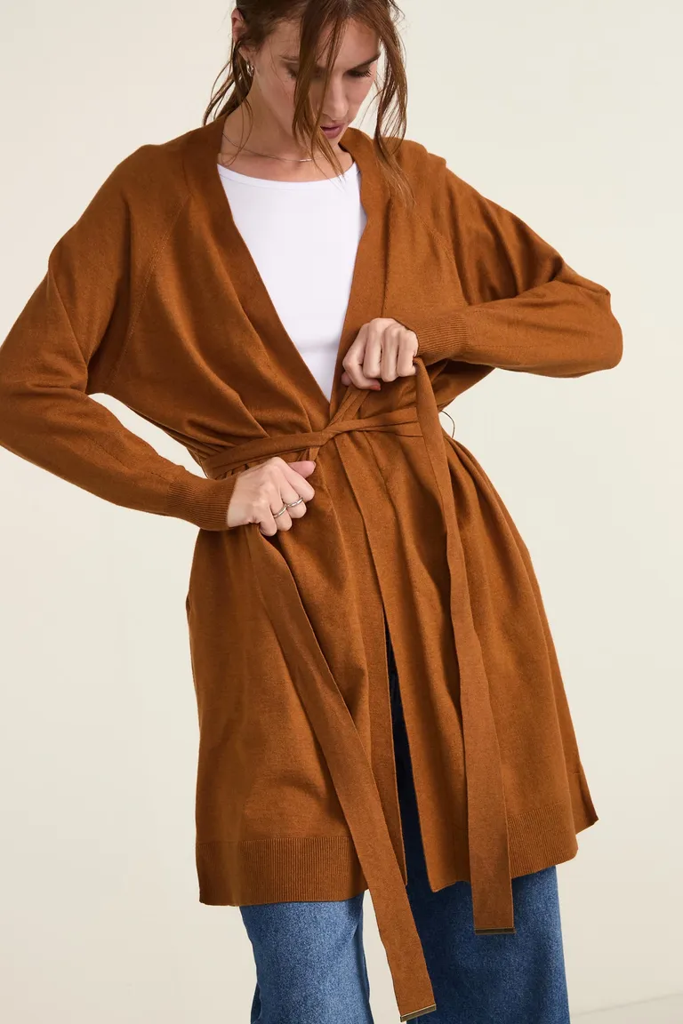 Cardigan tejido abierto de corte largo con terminaciones acanaladas en puños y ruedo de Cuesta Blanca en Buzos y Sweaters para argentina