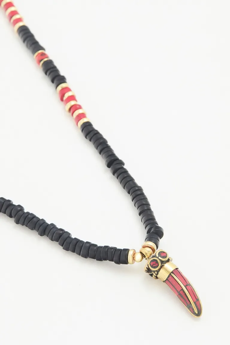 Collar de piezas de colores con un cuerno central como dije de Rapsodia en Bijouterie para argentina