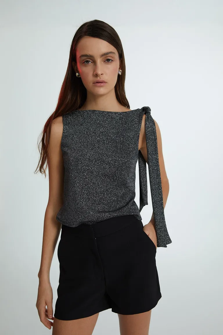 Top de punto gris sin mangas con escote recto y detalle en el hombro de Naíma en Tops para argentina